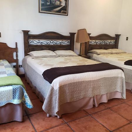 Bed and Breakfast La Casa De La Alameda Антигуа-Гватемала Экстерьер фото