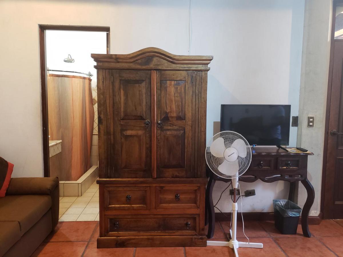 Bed and Breakfast La Casa De La Alameda Антигуа-Гватемала Экстерьер фото